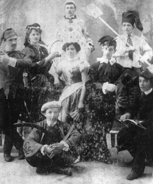 Najmlajši član postojnskega gledališča Ivan Lenček, sedi skrajno levo, 1920
